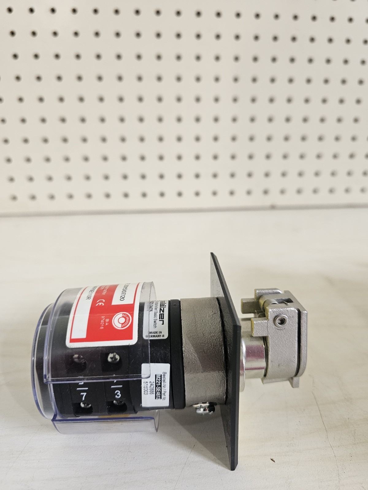 Allen-Bradley Prosafe Rotary Key Switch-Panel Mounted Cat #: 440T-MRPSE11BB