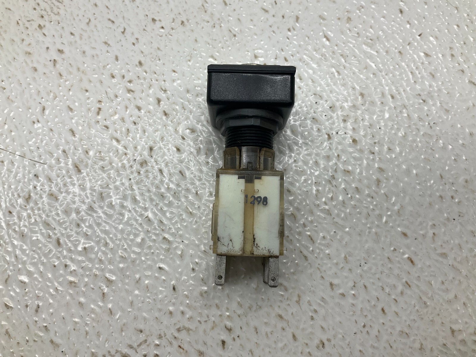 Schlegel AT2 2-Position Maintained Key Selector Switch AT-2