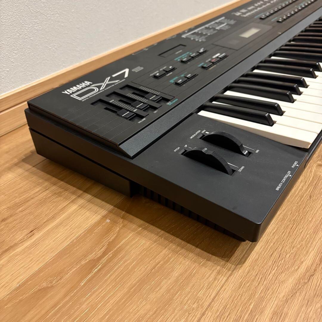Yamaha DX7s Digital Programmable Synthesizer 61-Key Keyboard