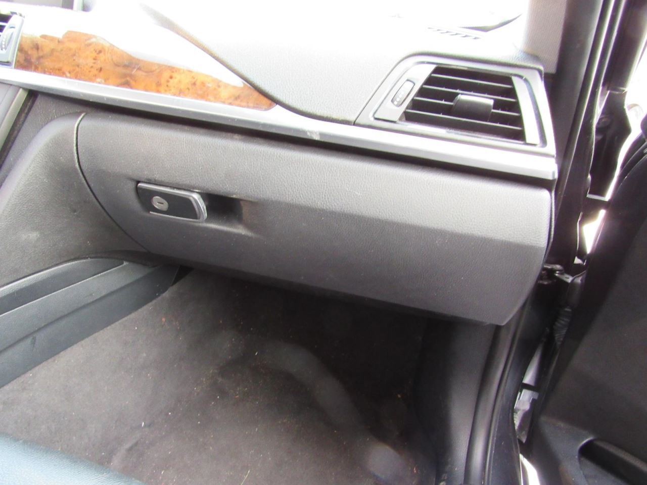 328I      2015 Glove Box 1023210