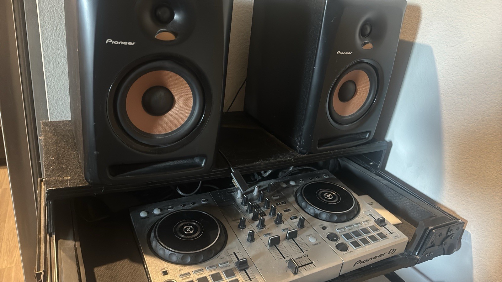 Complete system  DJ DDJ-400 Bulit 6 speakers flight case and liquid stand