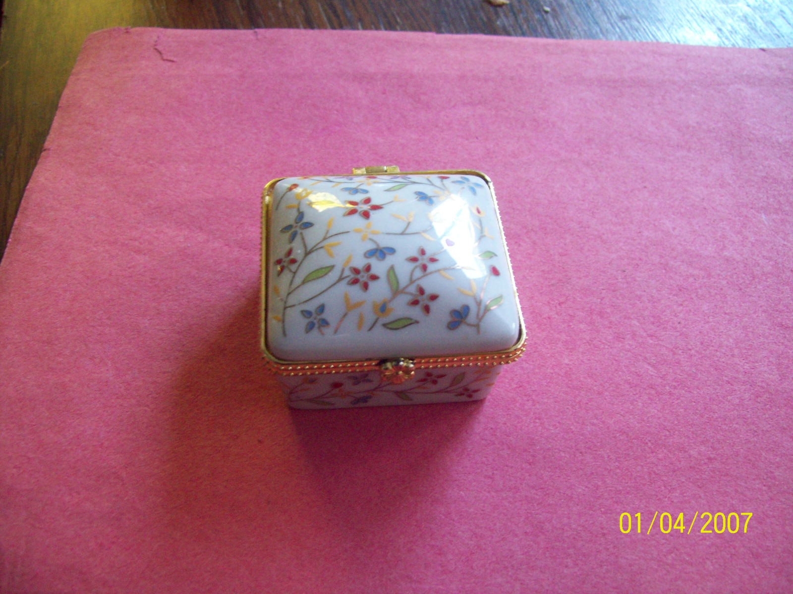 PORCELAIN TRINKET BOX WITH FLOWERS DESIGN