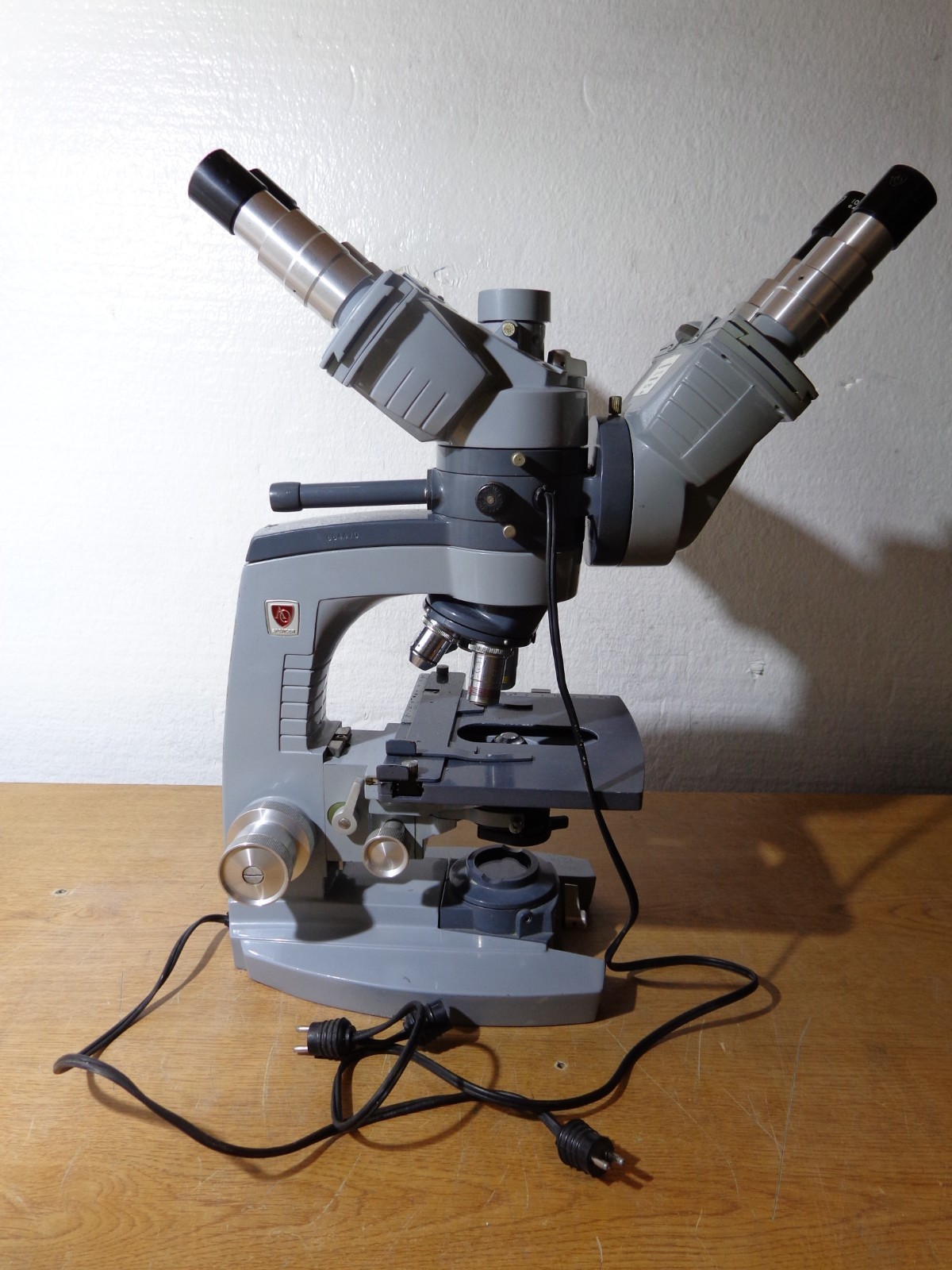 American Optical 10-118 Series 10 Microscope w Dual Head 4 Objectives 1460X