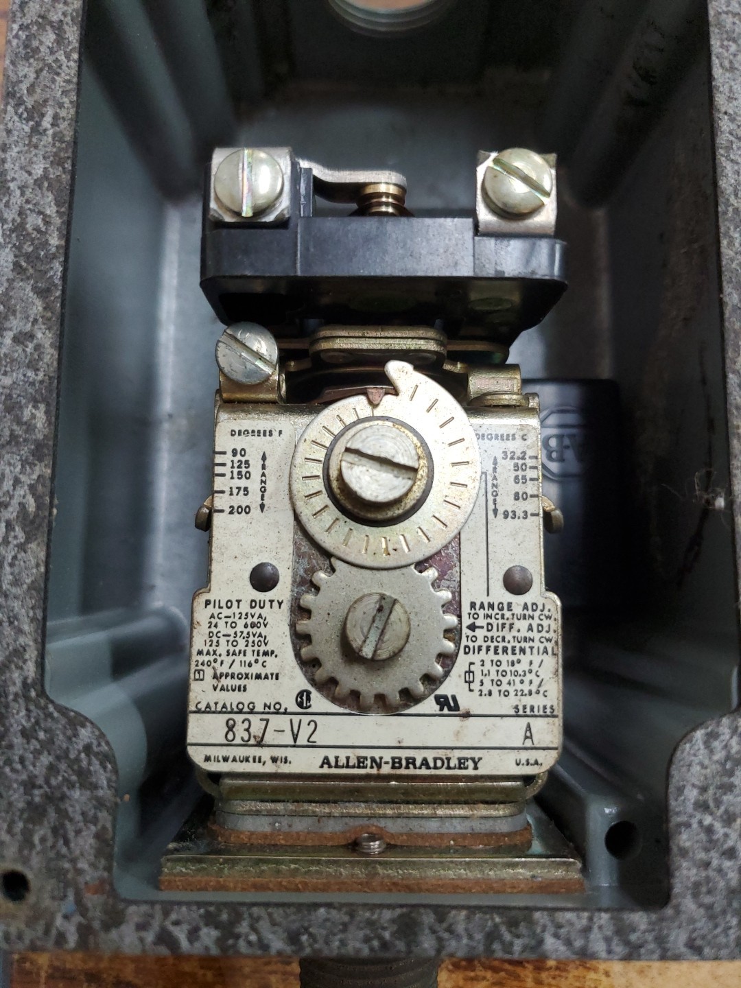 ALLEN BRADLEY BULLETIN 837 TEMPERATURE SWITCH (CT2)