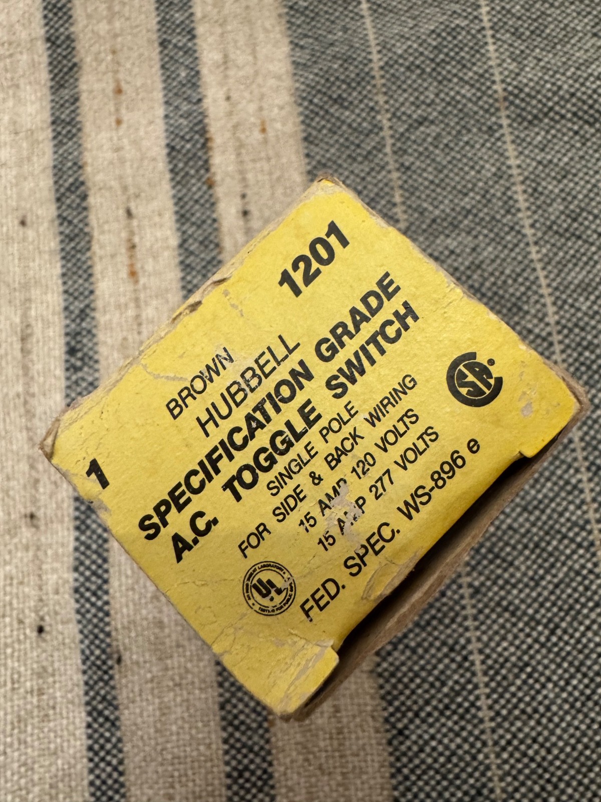 HUBBELL 1201  (NEW IN OPEN BOX) Series 1200 Light Switch - Brown