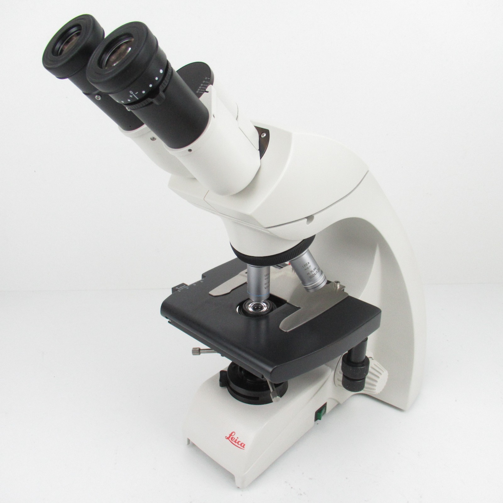 LEICA DM750 BINOCULAR MICROSCOPE W/ OBJETIVE SET & 10X EYEPIECES