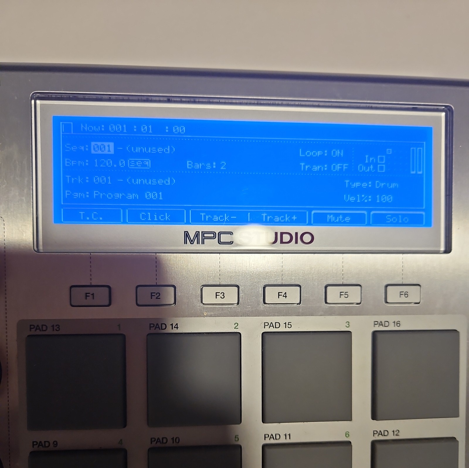 Akai Professional MPC Studio Silver with case USB & MIDI cord Tested