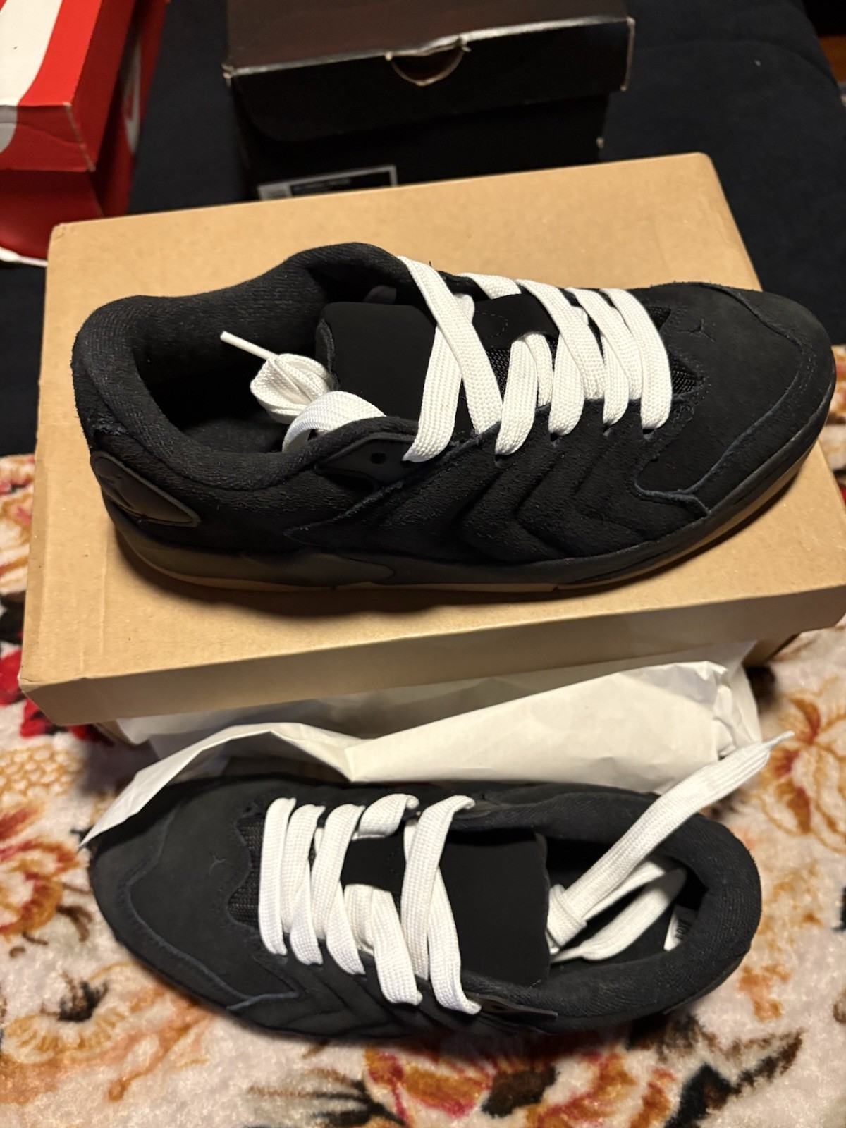 éS Black Men's Skateboarding Athletic Shoes with White Laces and Red Sole