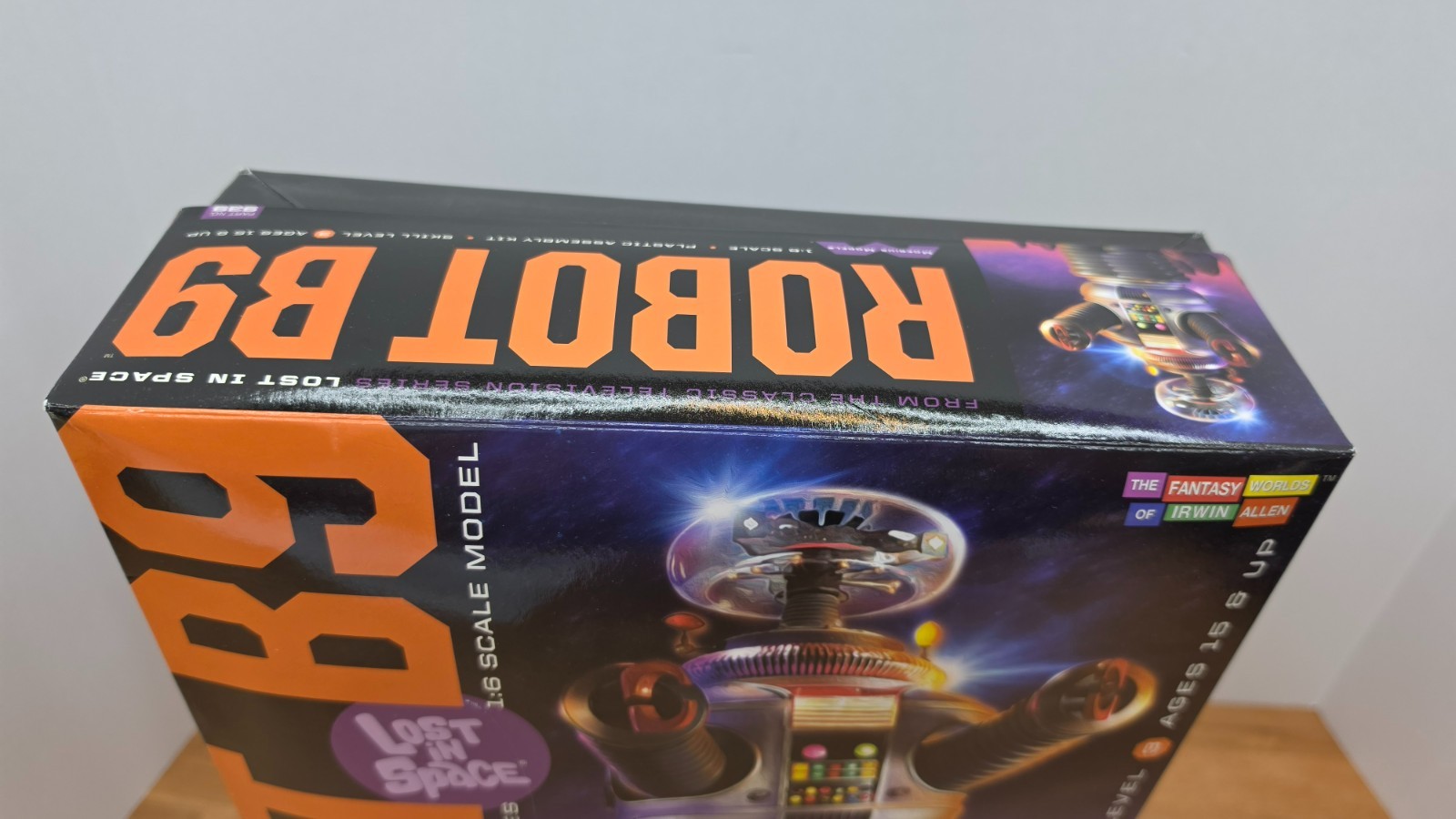 Mobius 1/6 Robot B9 from Lost in Space