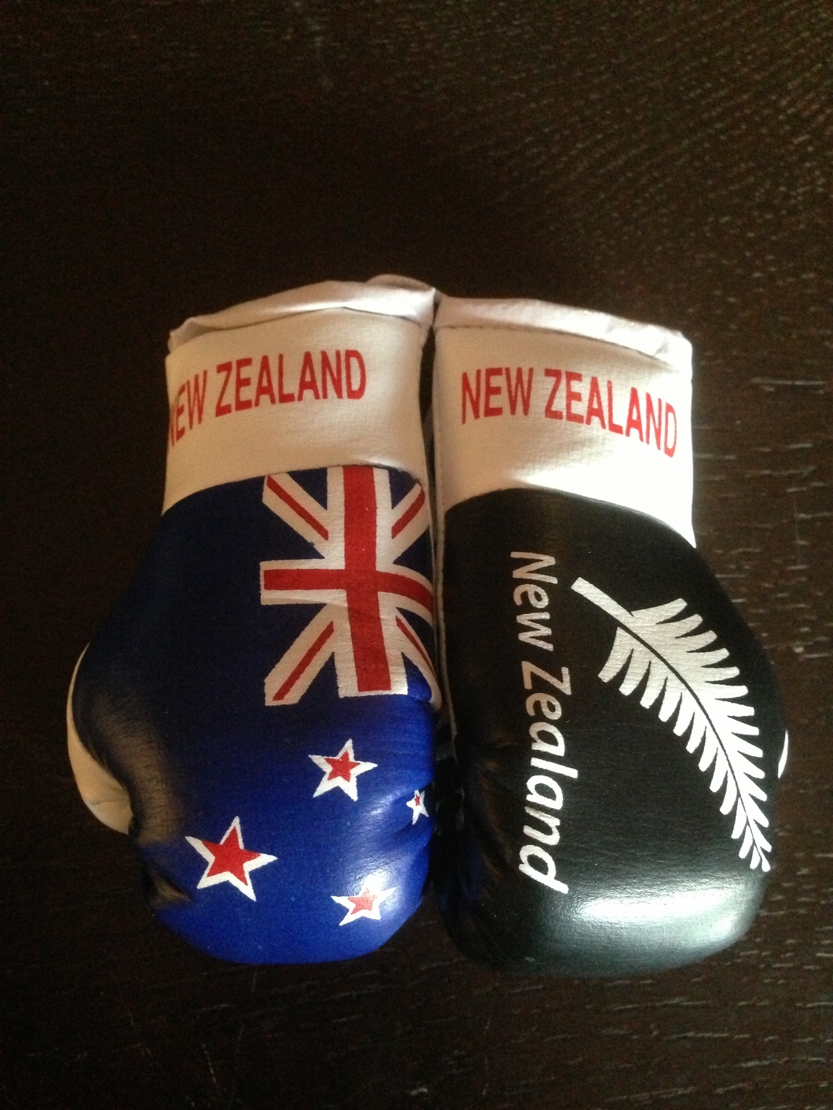 NZ / NEW ZEALAND / ALL BLACK FLAG Mini Boxing Gloves Ornament BRAND NEW