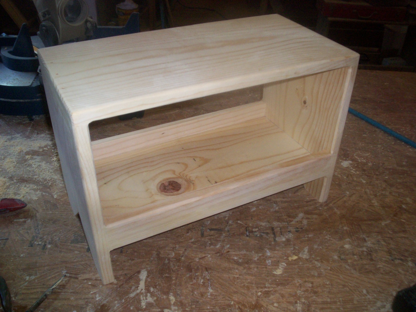 SOLID PINE CARPENTER SEAT / WORK BENCH / STEP STOOL / FOOT REST 18 INCHES LONG