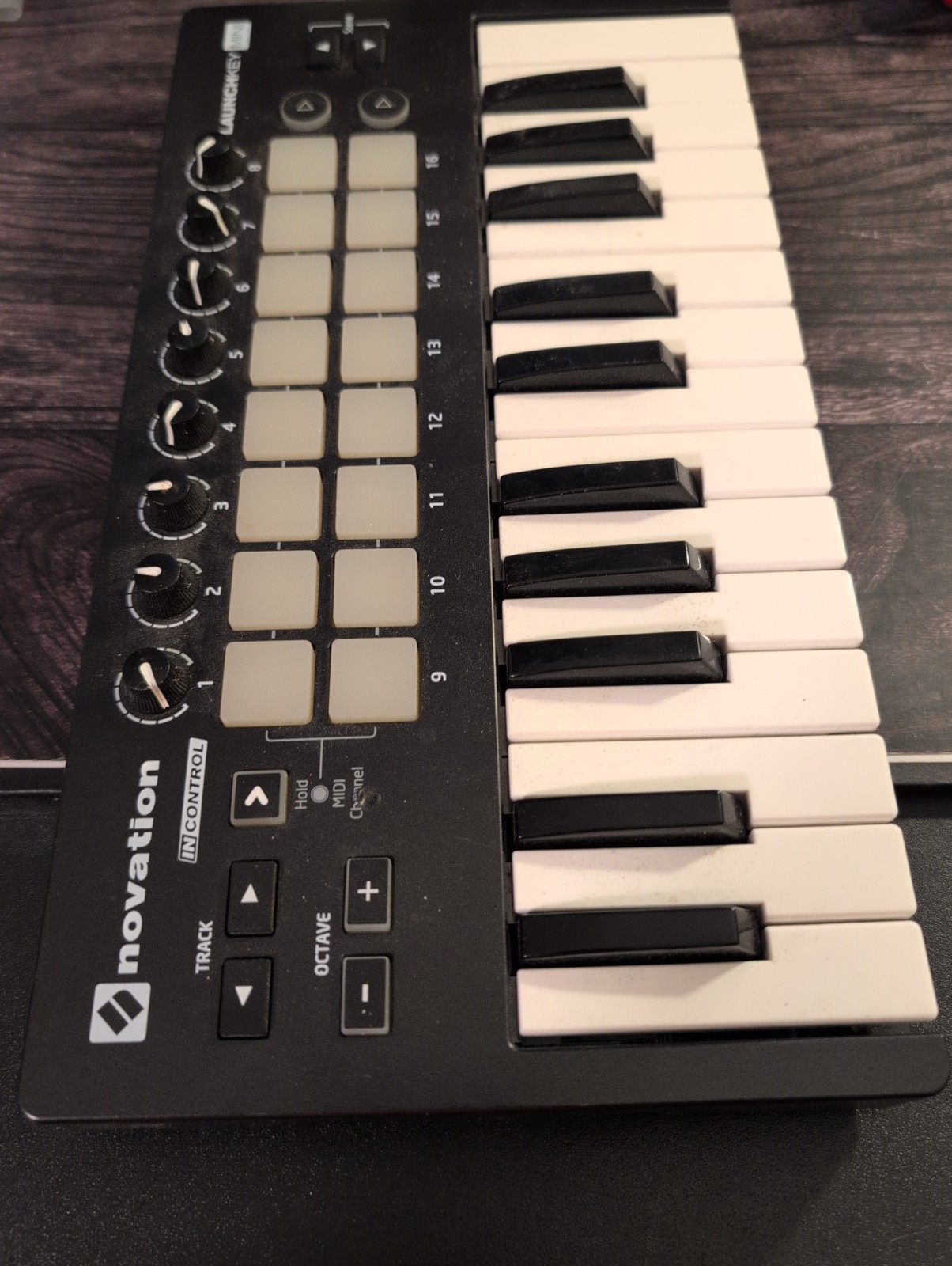 Novation LaunchKey Mini MK2 25-Key Portable MIDI Keyboard Controller - Black