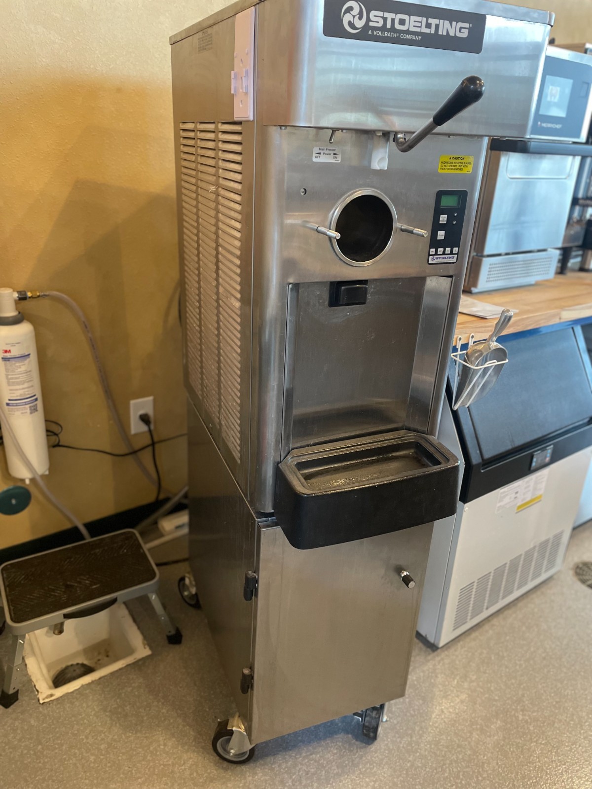 Stoelting F111-38I Soft Serve Ice Cream/Yogurt Dispenser, Air Cooled
