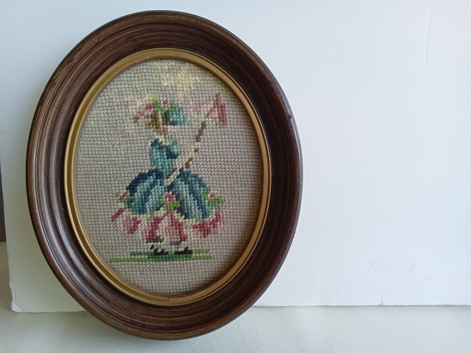 VTG OVAL WOOD FRAME NEEDLEPOINT CROSS STITCH HANDMADE LITTLE GIRL BLUE DRESS NIC