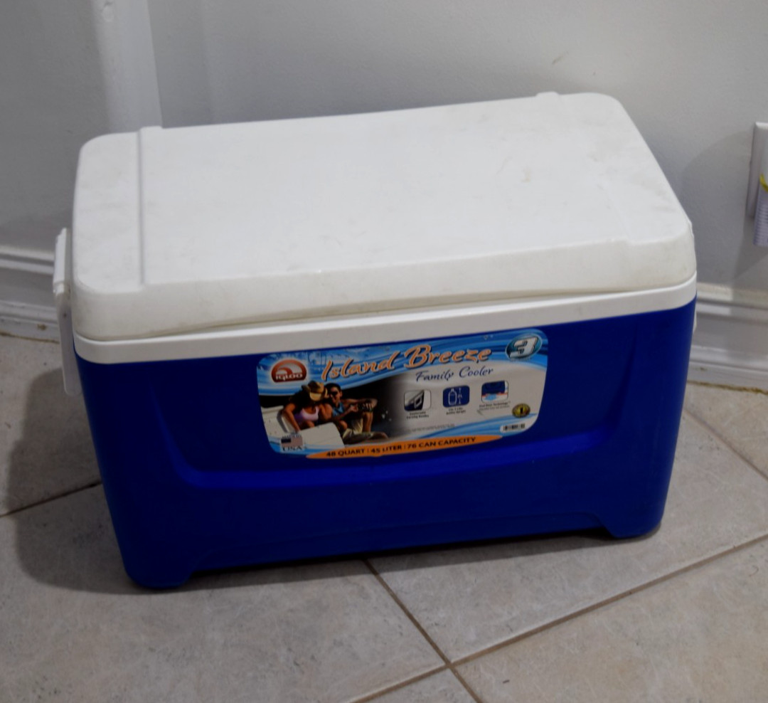 Igloo Island Breeze 48 Quart Family Cooler Blue 76 Cans Capacity