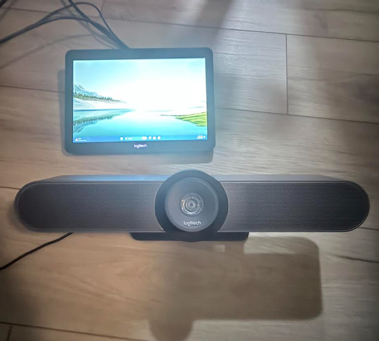 Logitech MeetUp (860-000525) 4K Camera + Logitech Tap (VU0053) Touch Controller