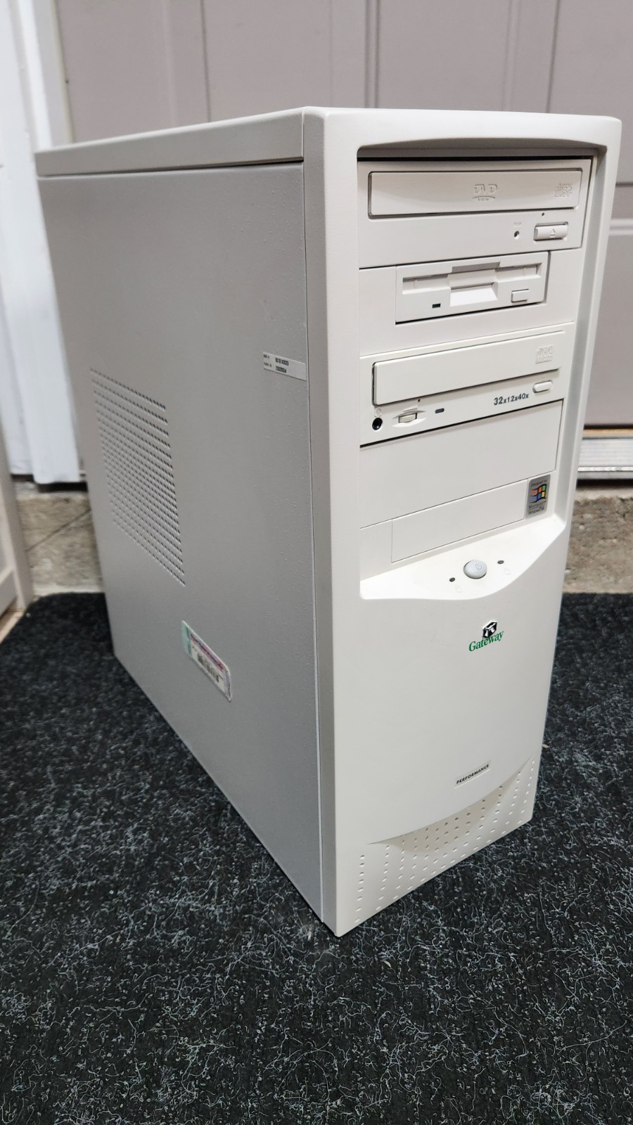 Gateway LP Mini Tower TB3 Performance 650 Computer Pentium III TESTED Win XP