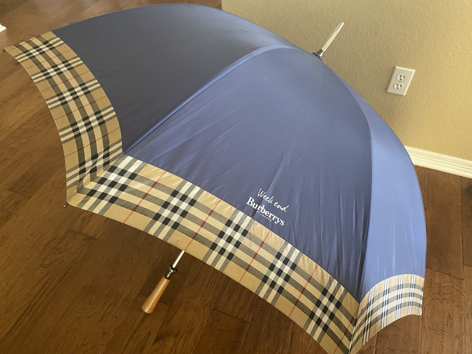 Burberry’s London Week End Umbrella Wood Handle