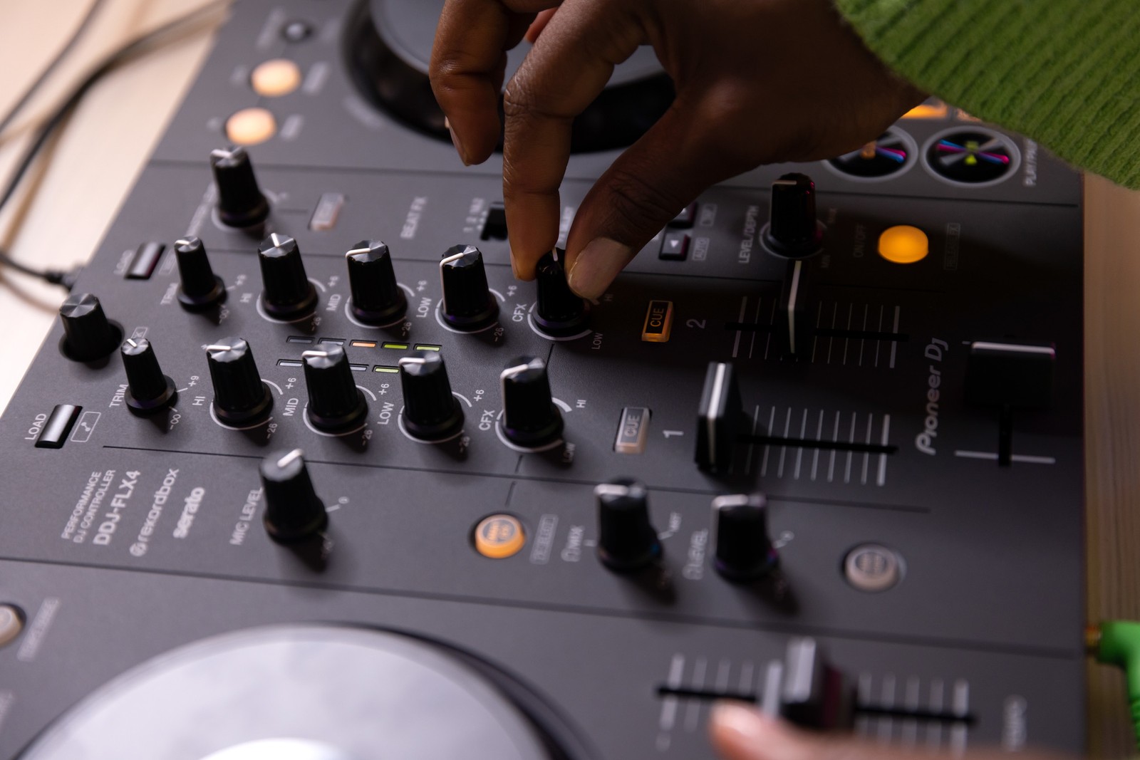 DDJ-FLX4: 2-deck Digital Controller for rekordbox dj Software & Serato Lite
