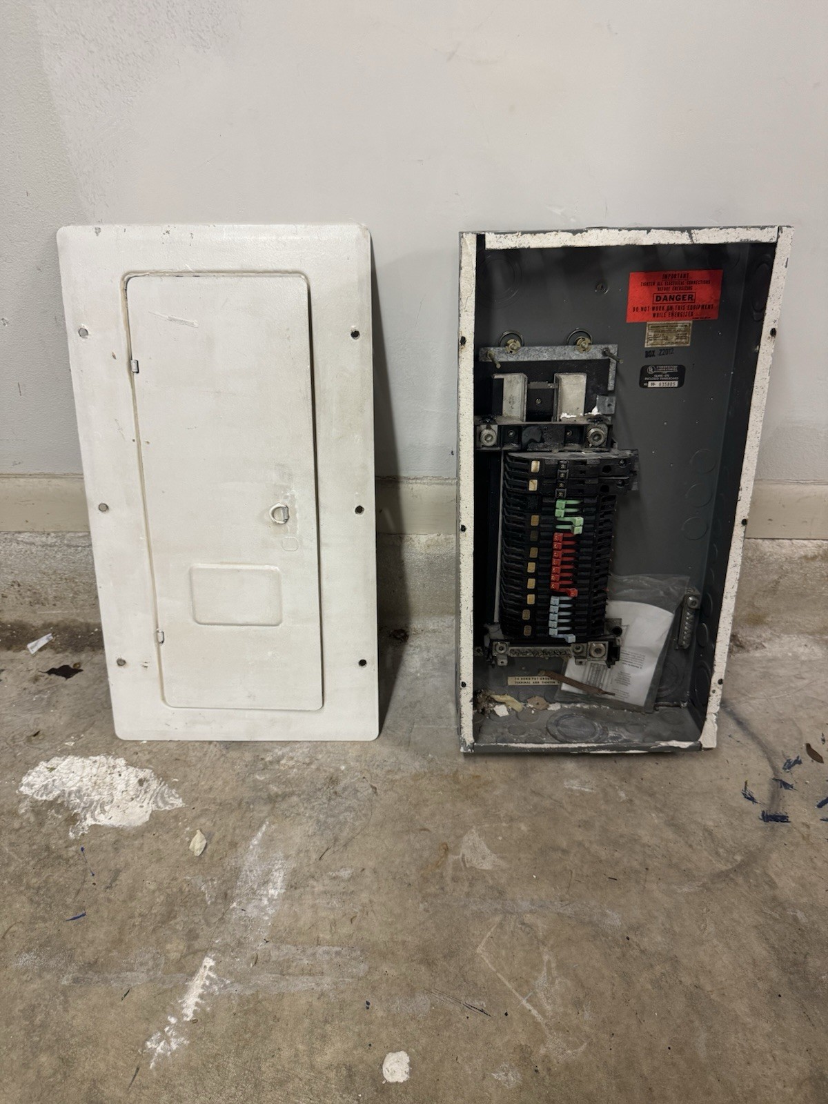 Square D Main Breaker Panel with Cover Metal Rectangular Wall Mount