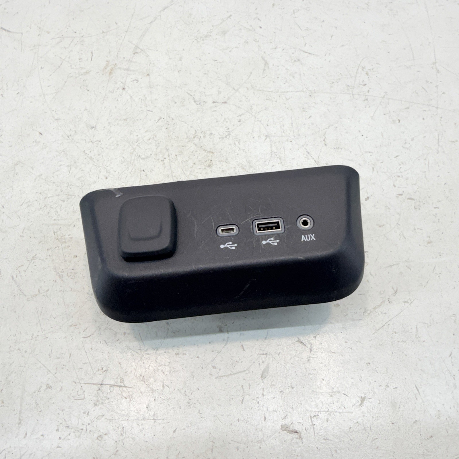 2021 - 2023 CHEVROLET TRAILBLAZER DASH POWER OUTLET SOCKET 13529867 OEM