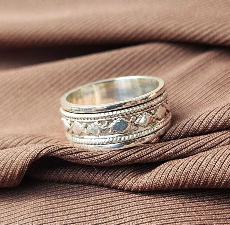 Sterling Silver Spinner Ring – Engraved Pattern with Rotating Band SS010