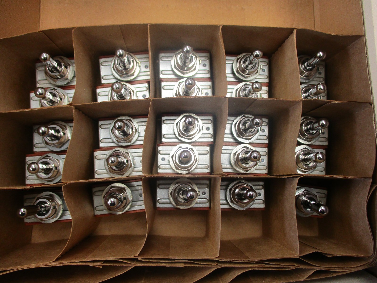 NIKKAI, TOGGLE SWITCH OFF/ON P/N S-333 (LOT OF 5) 25A.125V.AC - 15A.250V.AC