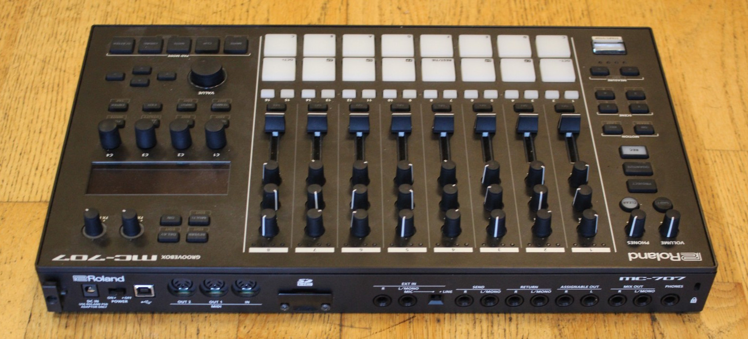 (RI1) Roland MC-707 GROOVEBOX Sampler Sequencer 8 Tracks