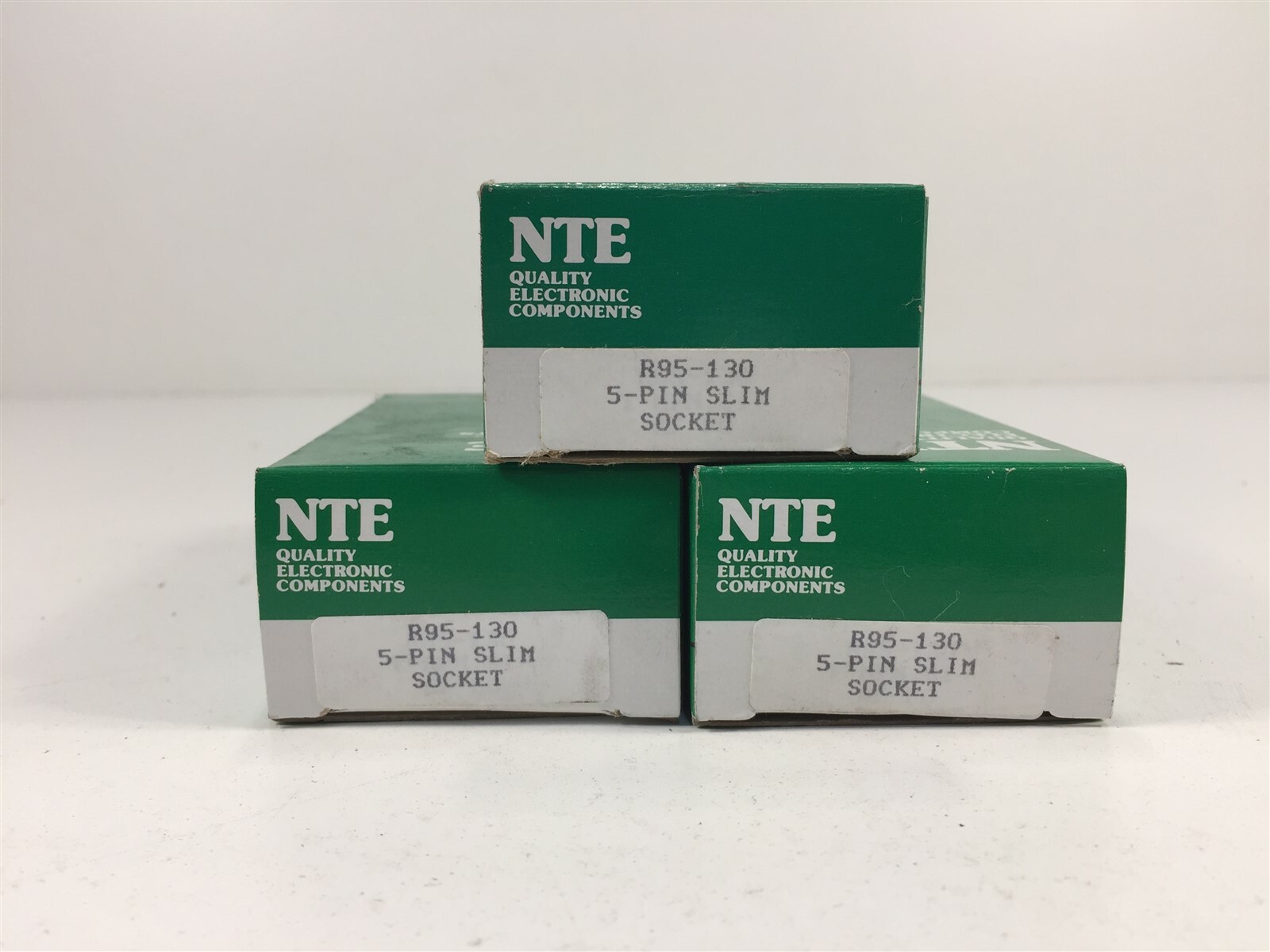 (1) NTE R95-130 5−Pin Slim Line Socket