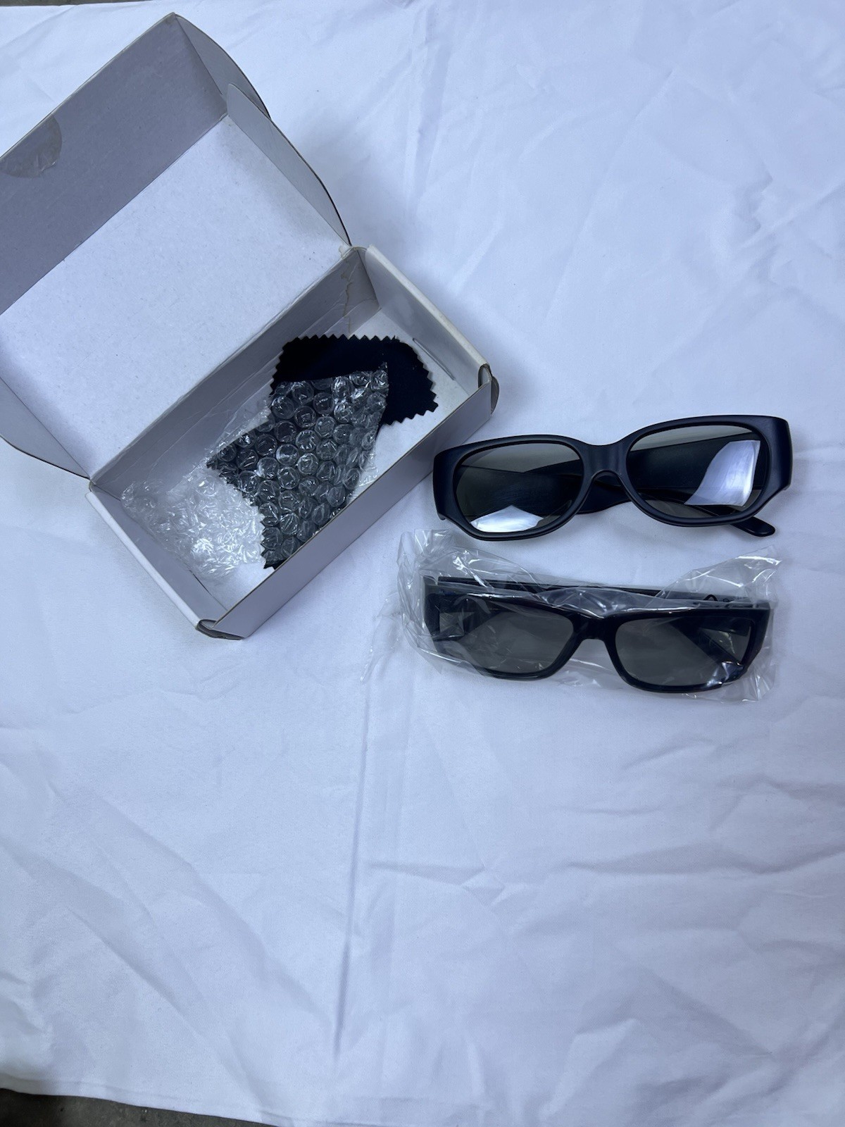 VIZIO Theater 3D Glasses Black 2 Pairs with Box and Cleaning Cloth Included