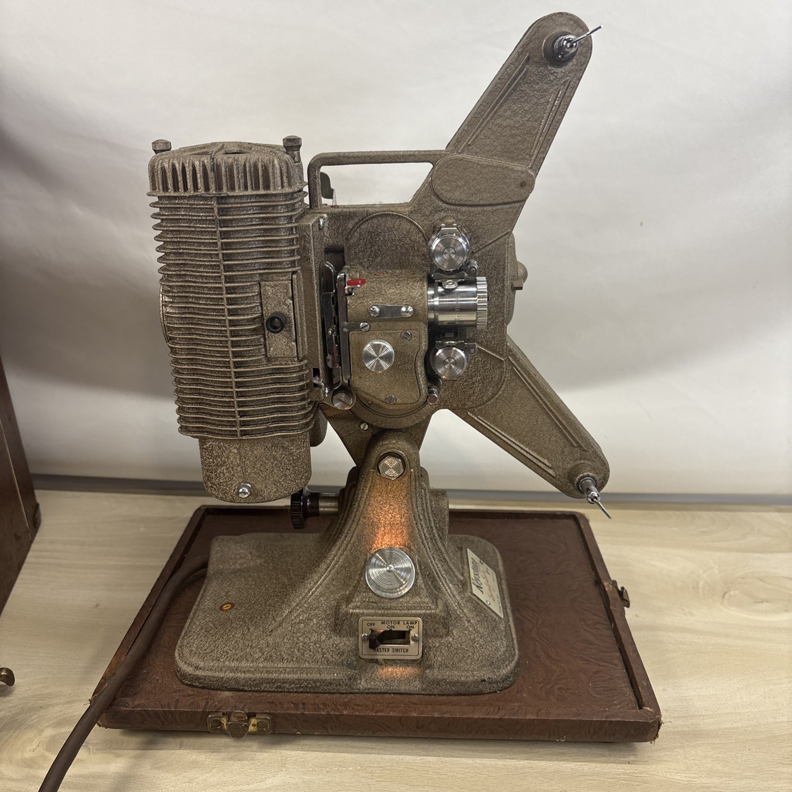 KEYSTONE REGAL K-109 8MM PROJECTOR WITH CASE, GOOD WORKING CONDITION SEE VIDEO