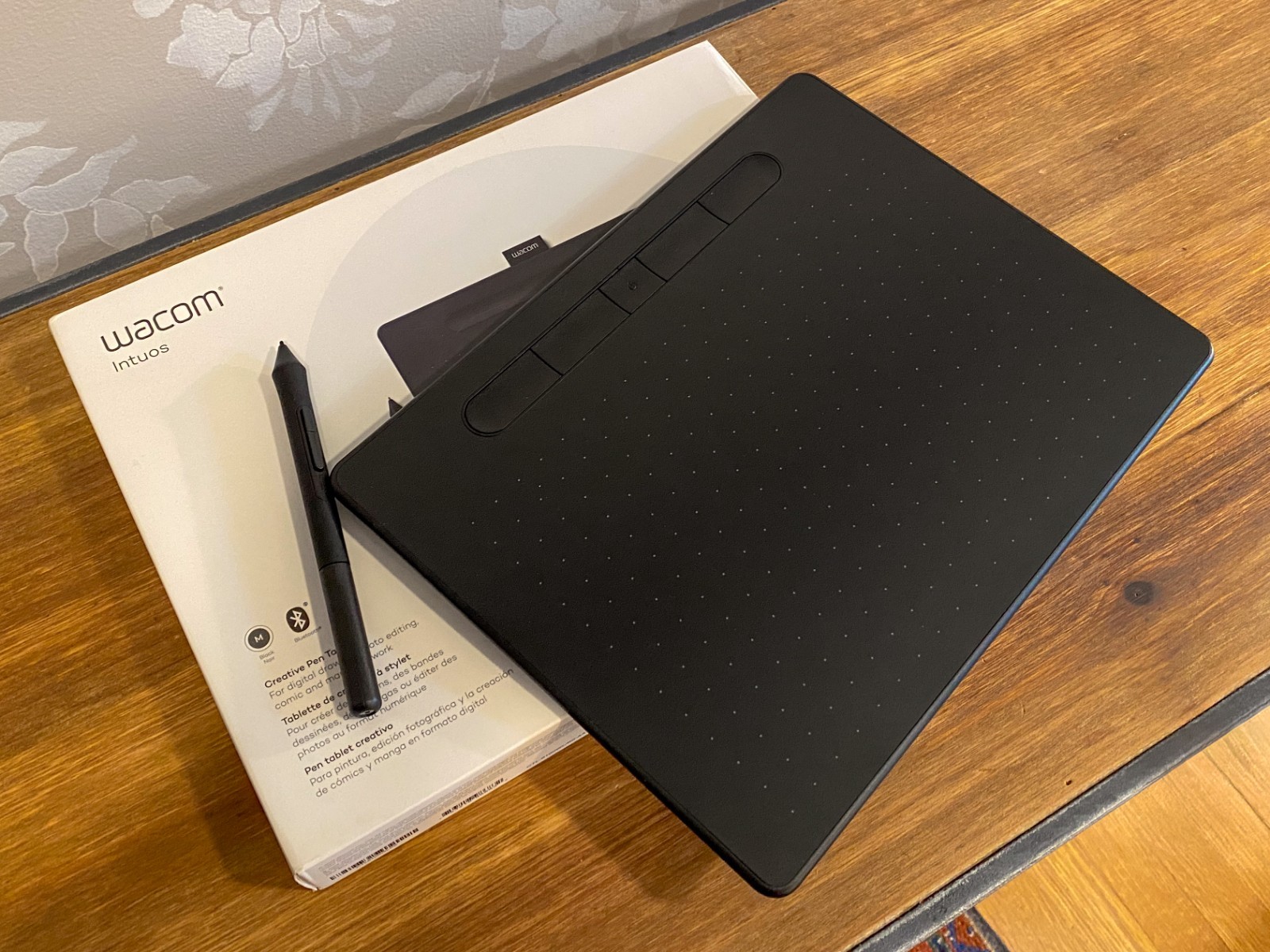 Wacom Intuos Medium, Bluetooth Graphic Drawing Tablet Black