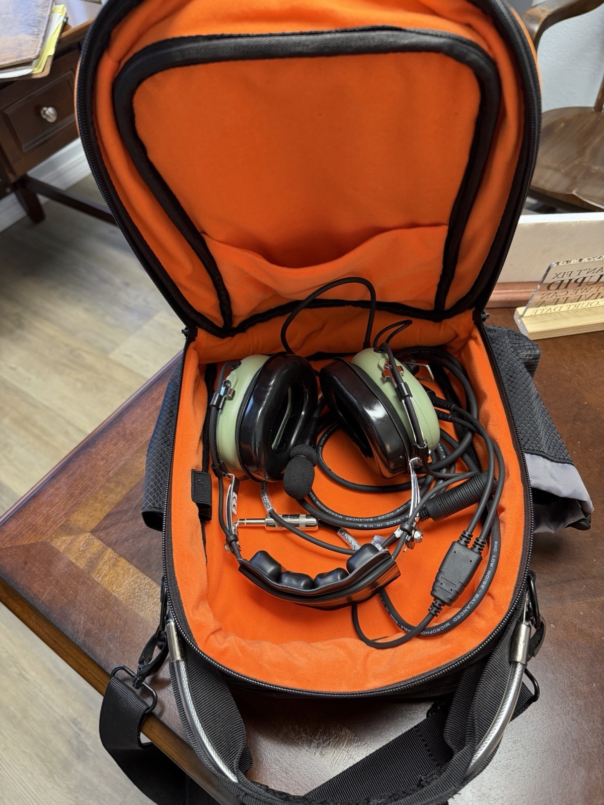 David Clark Pilot’s Flight Headset. In Like New Condition.