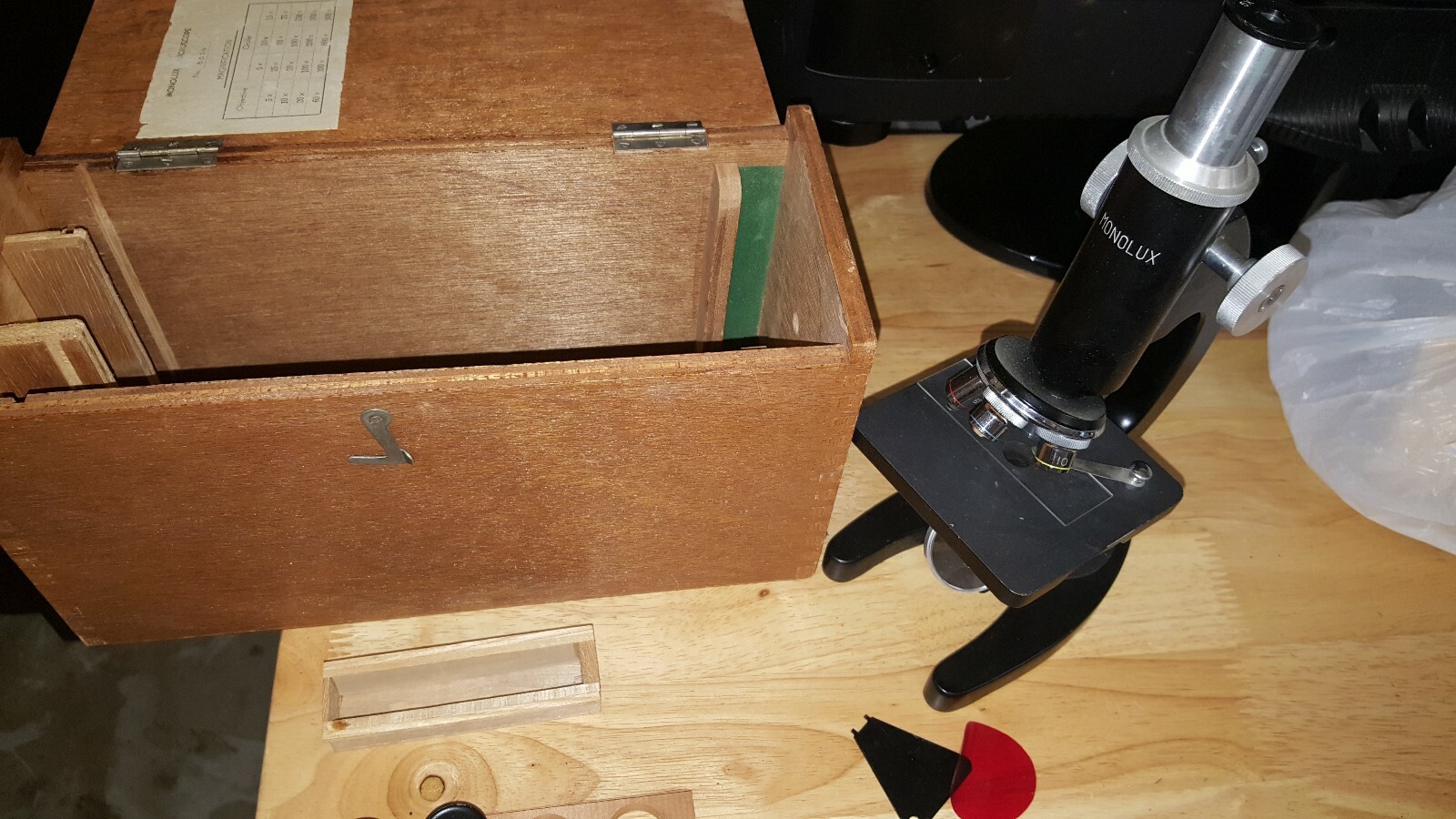 VINTAGE MONOLUX MICROSCOPE Model No 6034 IN CASE WITH EXTRA PARTS PRESERVED WELL