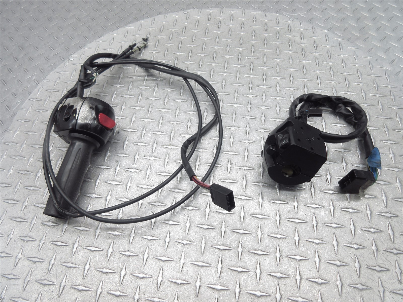 2012 10-16 Victory Cross Roads Left Right Handlebar Switch Throttle Cable Grip