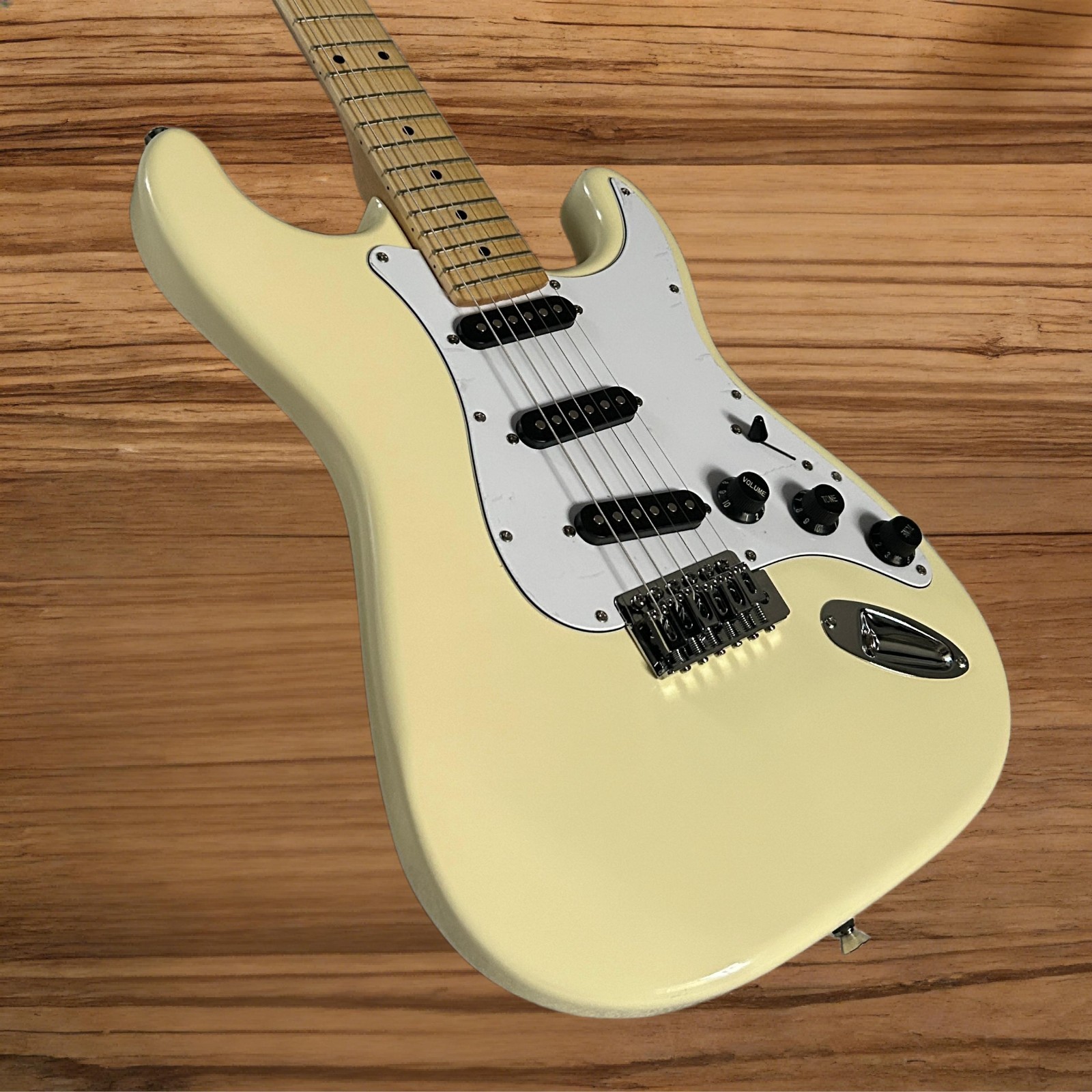 ST Electric Guitar Mahogany Body Maple Fretboard Big Head Cream Yellow Color