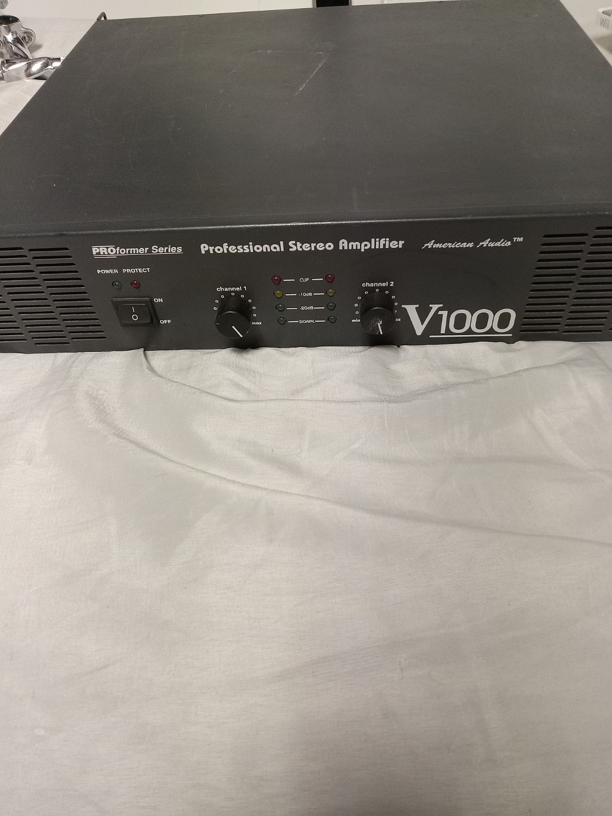 American DJ V1000 PROFORMER SERIES AMPLIFIER (USED)