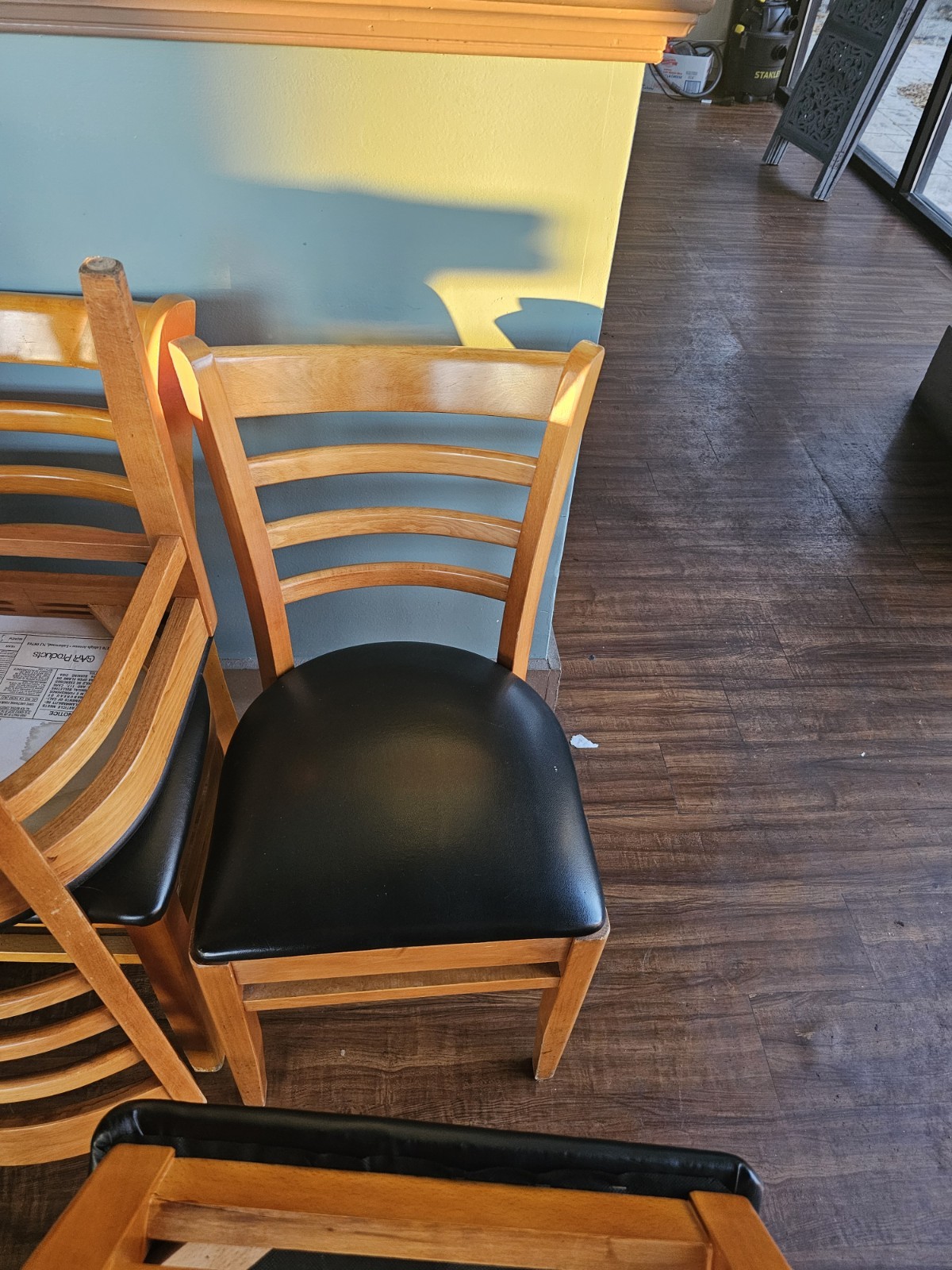 🍽️ 16 Wooden Restaurant Chairs + 6 Mixed-Size Tables – Great Condition! 🍽️