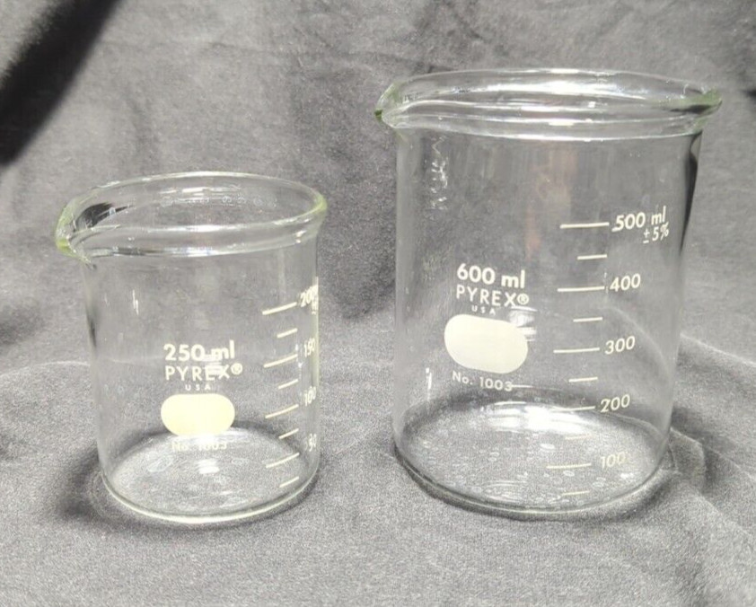 VINTAGE PYREX GRADUATED 250ML / 600ML GLASS BEAKERS NO. 1003 - SET OF 2