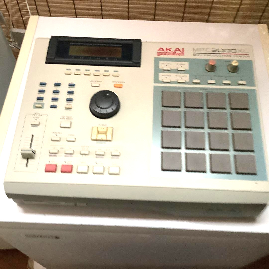 AKAI professional MPC2000XL Sampler Sampling Sequencer Drum Machine MPC Tested