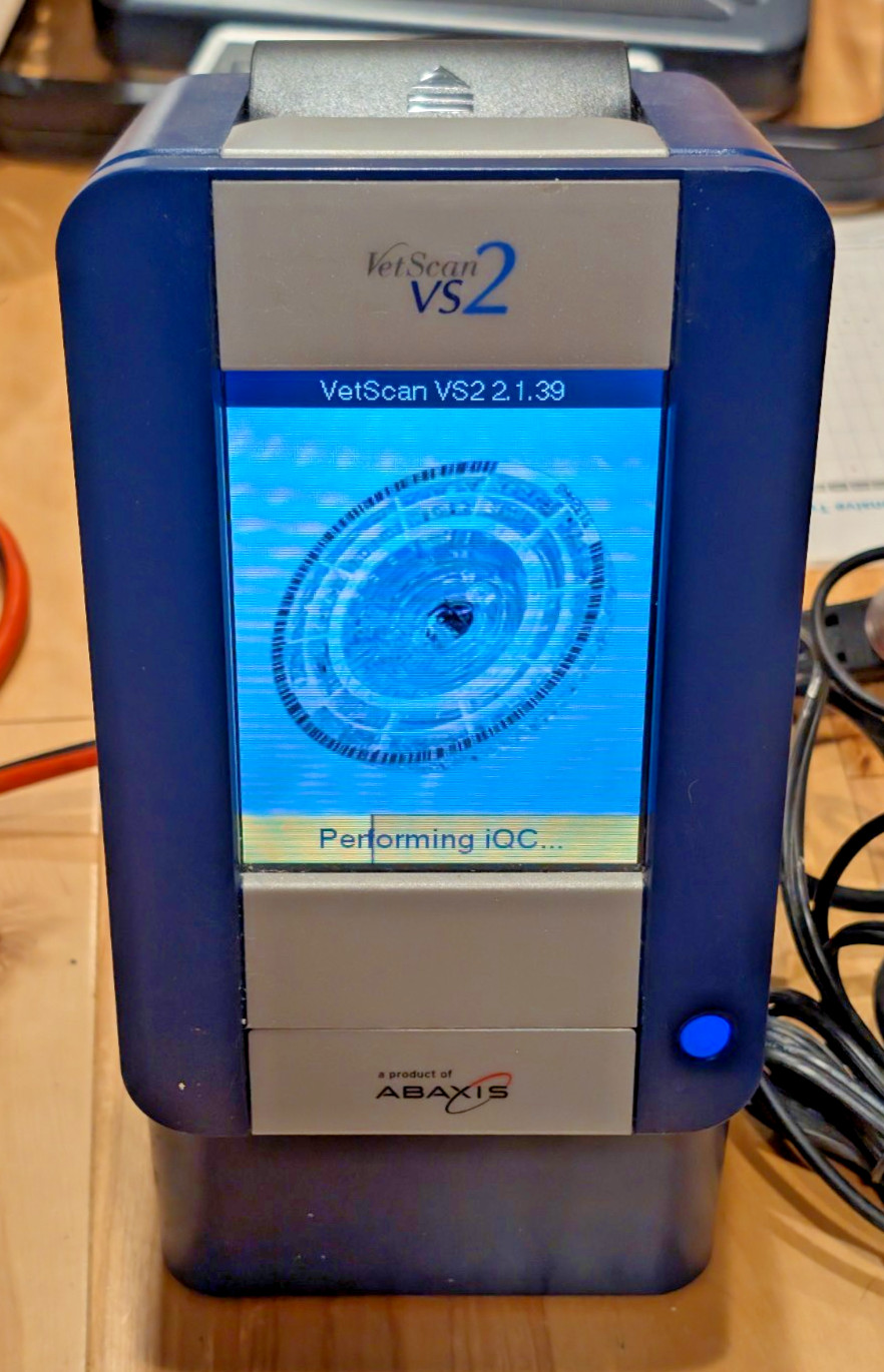 ABAXIS VETSCAN VS2 Veterinary Chemistry Analyzer BUNDLE Powered On Tested AS IS