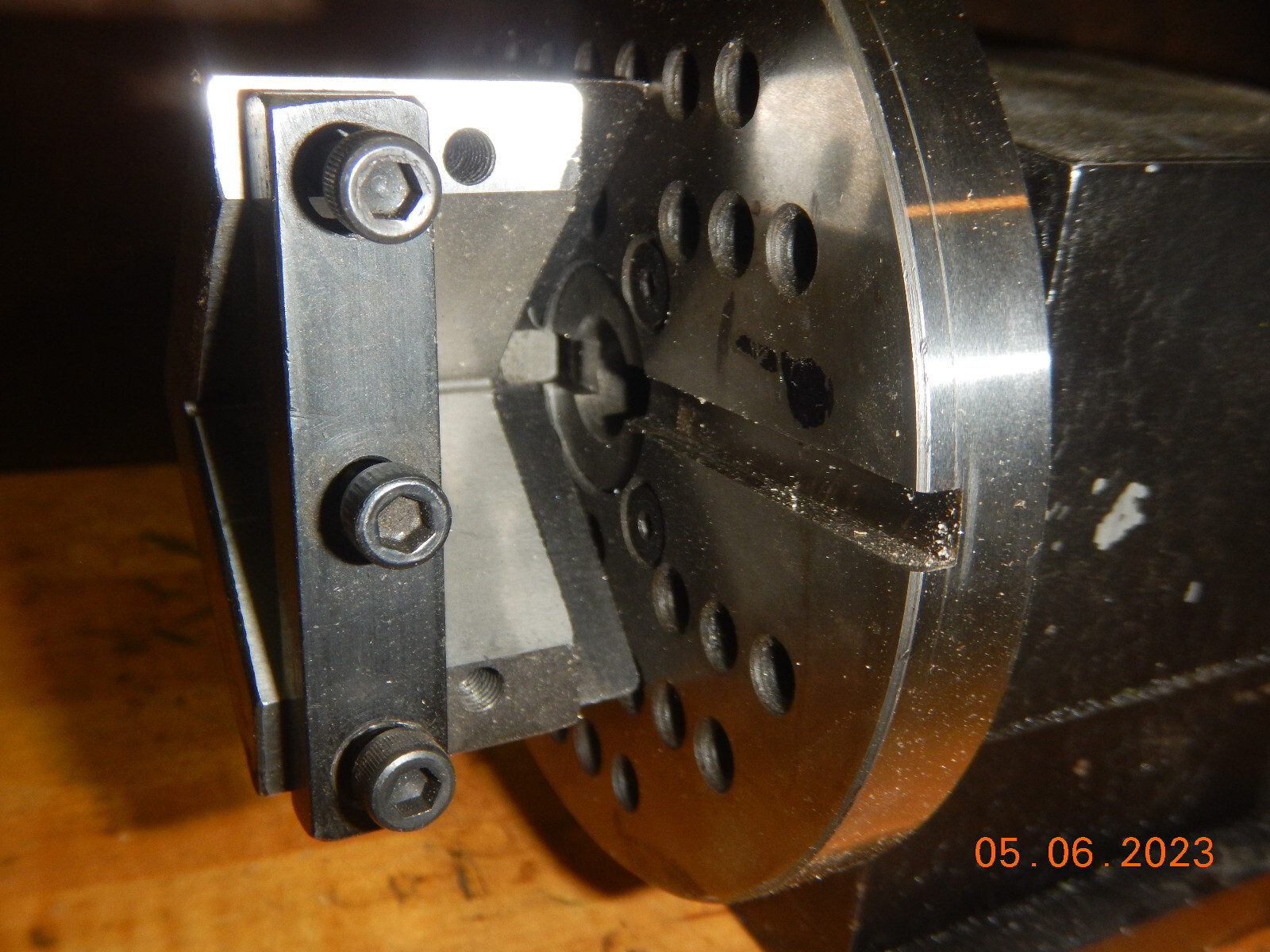 SMALL GRINDER GRINDING PUNCH FORMER SPIN FIXTURE WITH V BLOCK