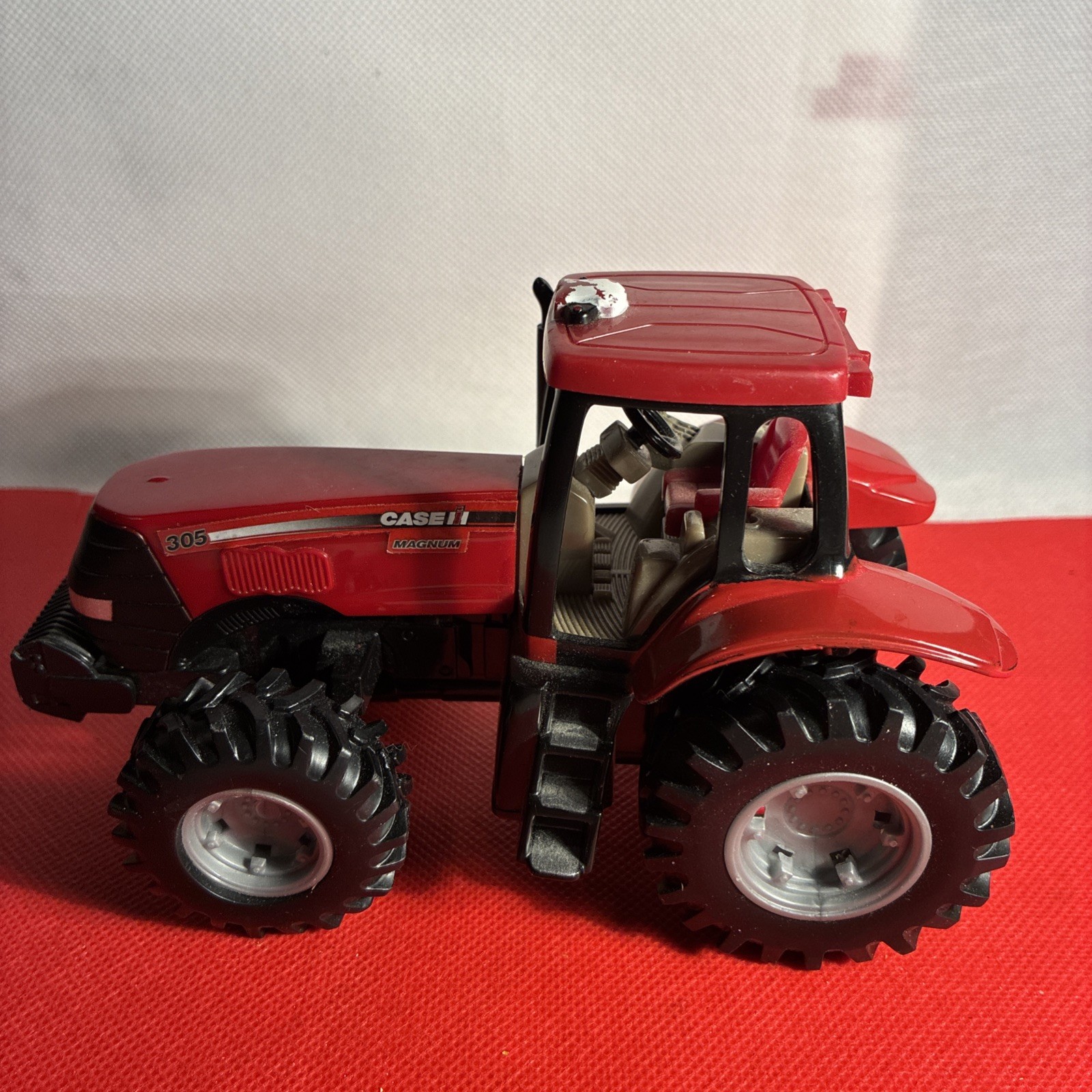 Tomy 1/32 Case CNHi Magnum 305 Tractor 47019 Licensed