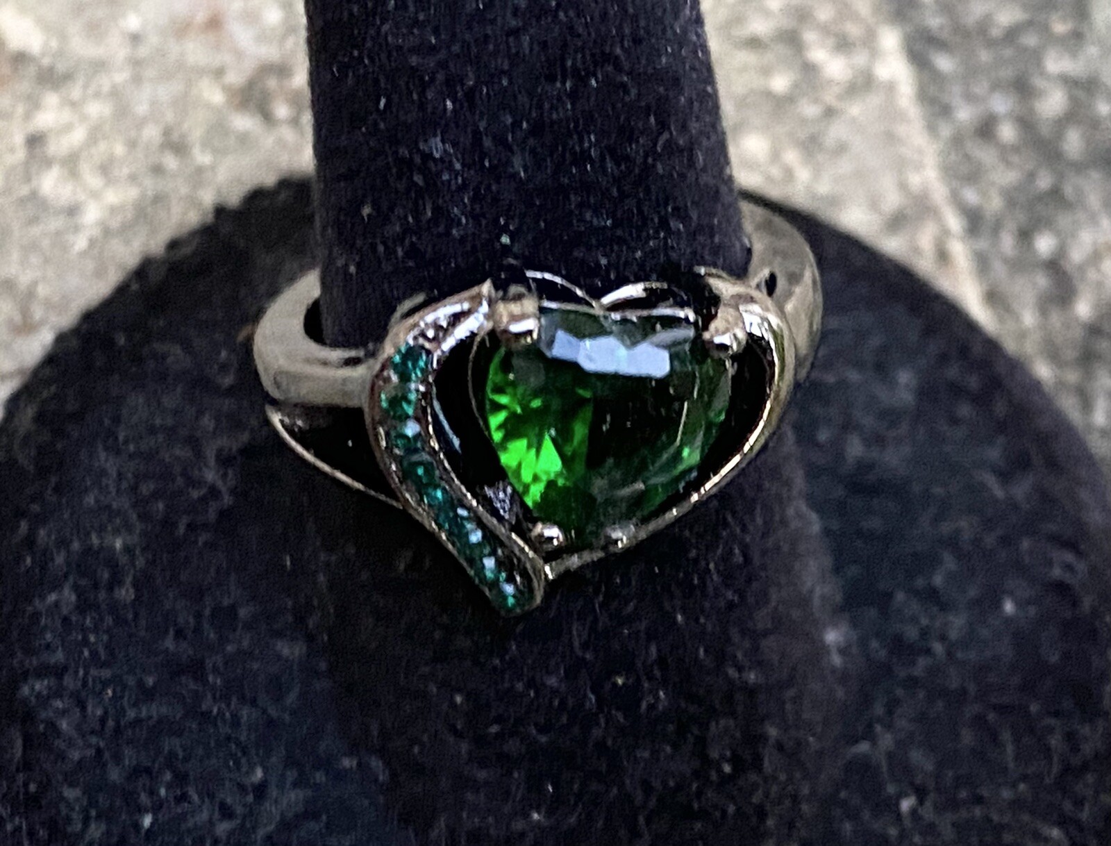 Womens Emerald May Birthstone Hearrt Shaped Ring/Size 6.5