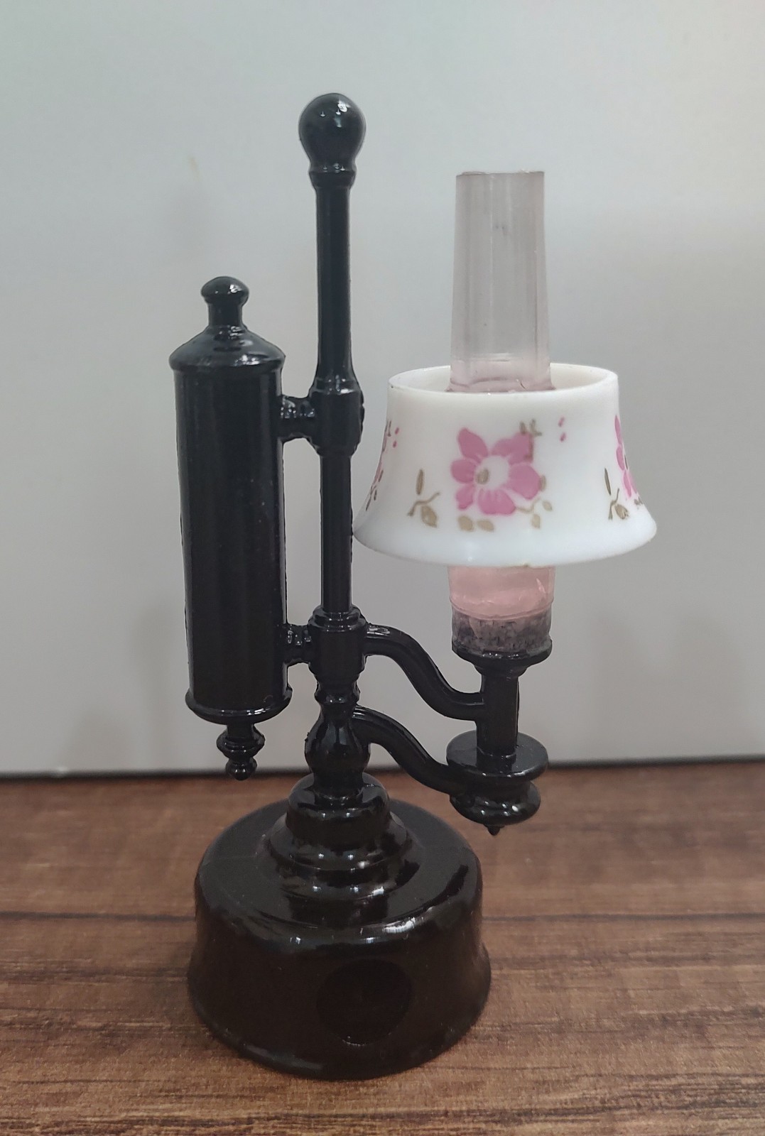 Vintage Die Cast Oil Lantern Pencil Sharpener Plastic Flower Shade Z16