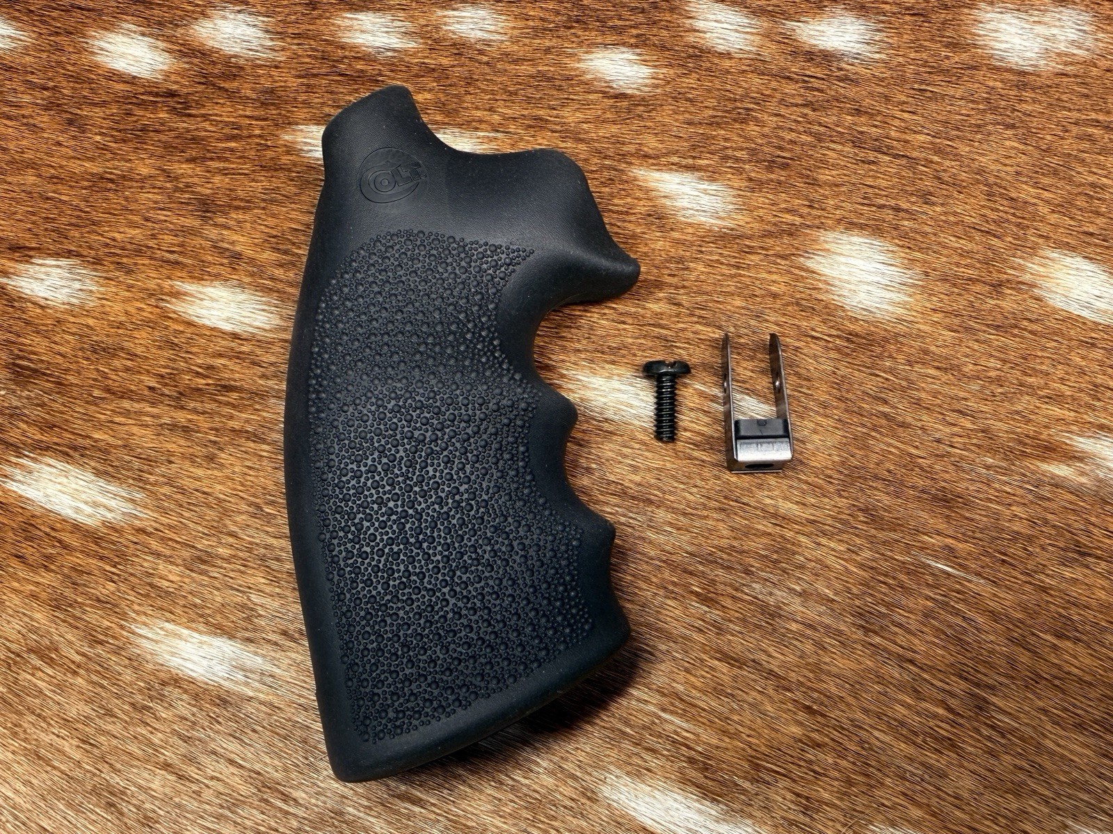 New Colt Anaconda/Python Black Rubber Finger Groove Grips with Hardware