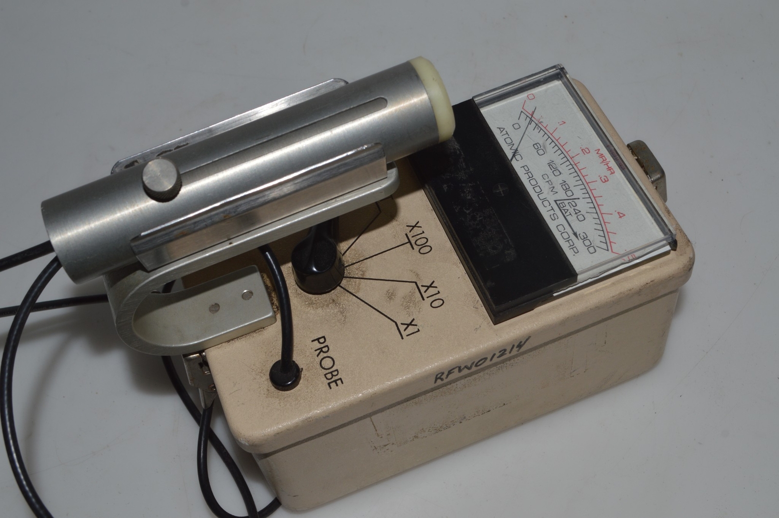 *RB* ATOMIC SURVEY METER MODEL 069-701 W/ PROBE (RJX58)
