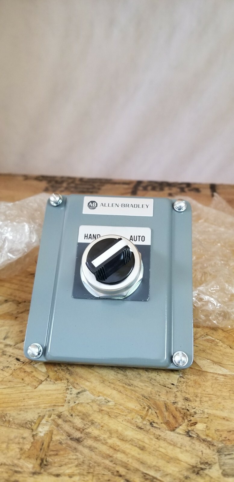 ALLEN BRADLEY 800T-RT2A SELECTOR SWITCH STATION TUPE 4,13 2 POSITION