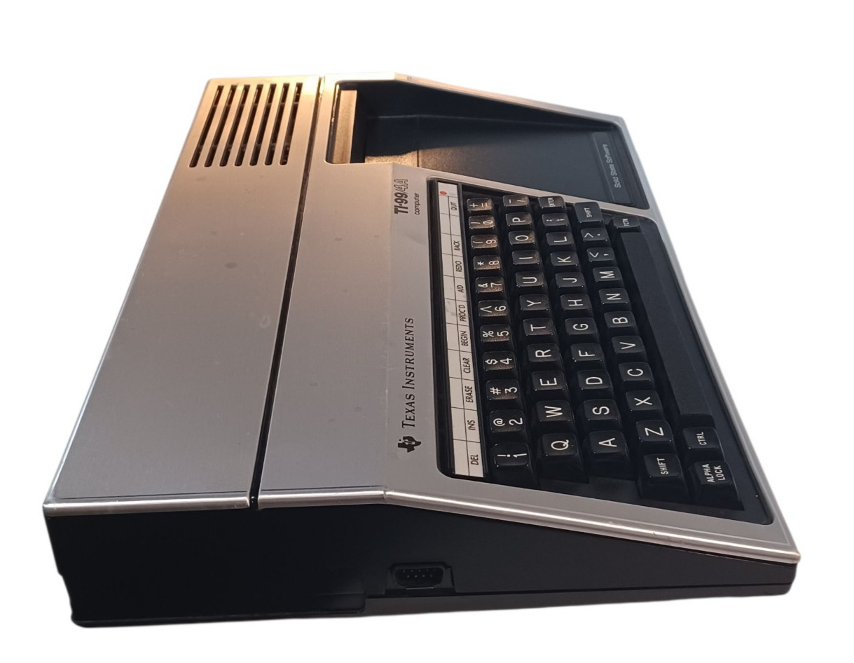 TEXAS INSTRUMENTS TI-99/4A Vtg 1982 HOME COMPUTER Powers On **READ**