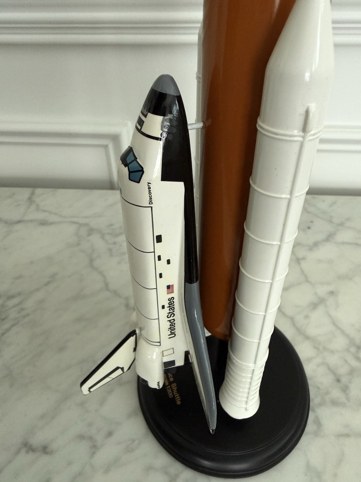 NASA Space Shuttle Discovery Desk Top Display Model Scale 1:200 Boeing Statue